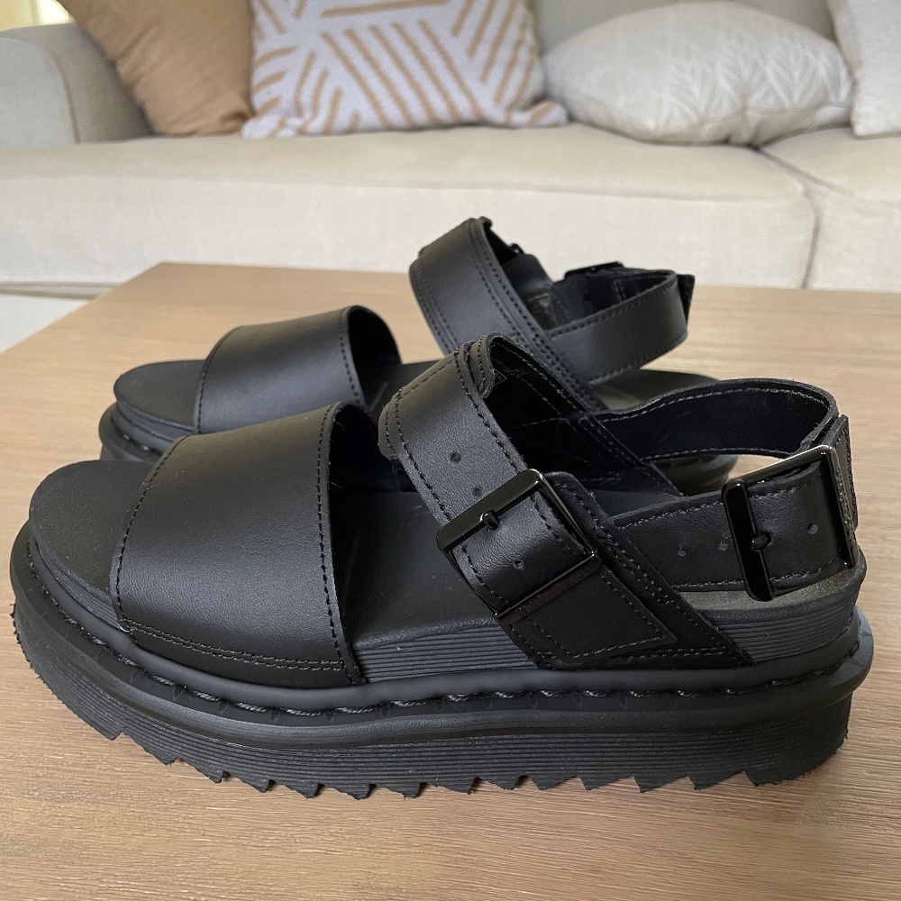 VOSS WOMEN'S LEATHER STRAP SANDALS